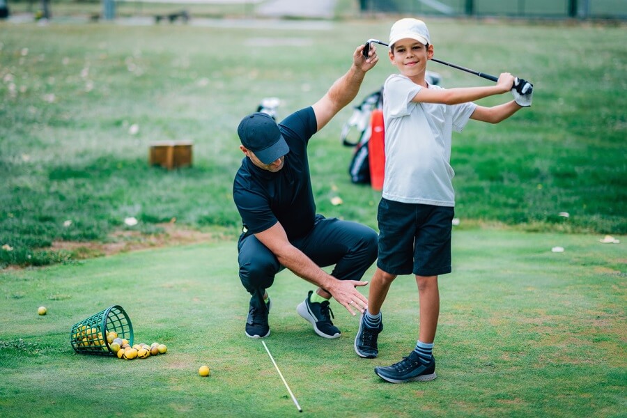 barn som börjar spela golf